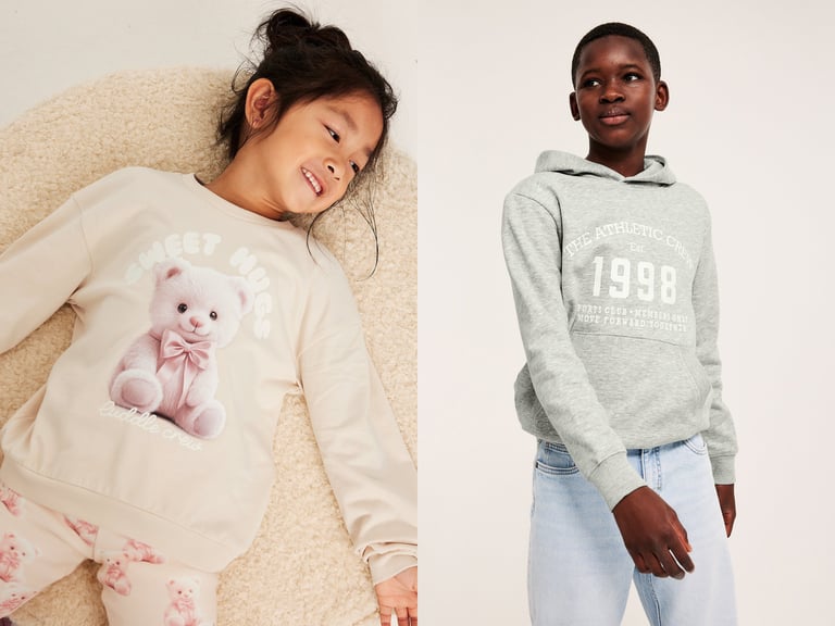 Dziewczynka w bluzie i legginsach z misiami.