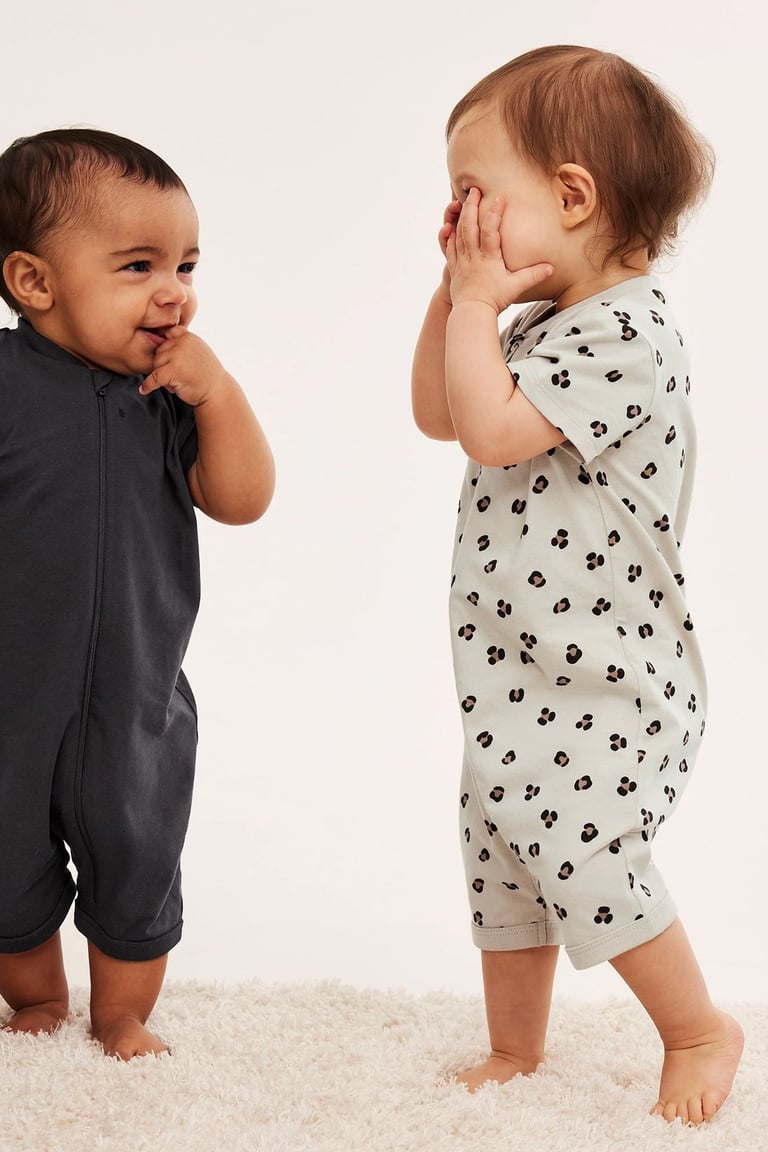 Lekande bebisar i pyjamasar från Kappahl.
