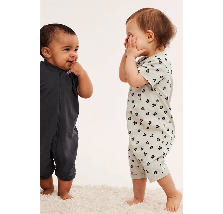 Babyer som leker i pyjamas fra Kappahl.