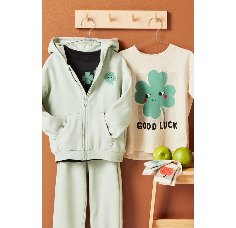 Barn och bebis i kläder från Minories nya kollektion.