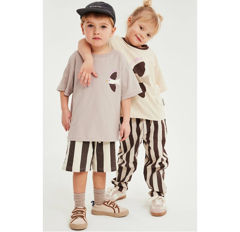 Lapset Minorien uuden malliston vaatteissa.