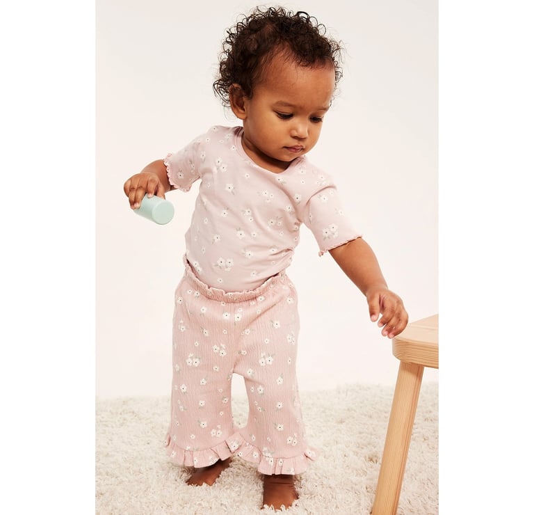 Niemowlęta ubrane w nowe ubranka od Kappahl Baby.