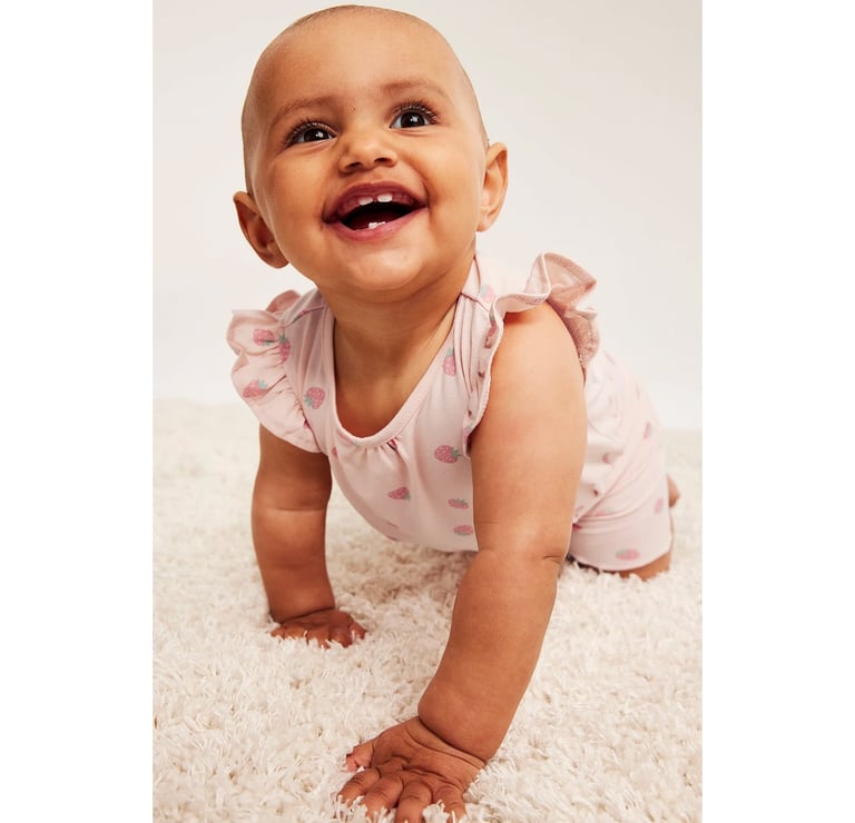 Hymyilevä vauva Kappahlin vauvanvaatteissa.