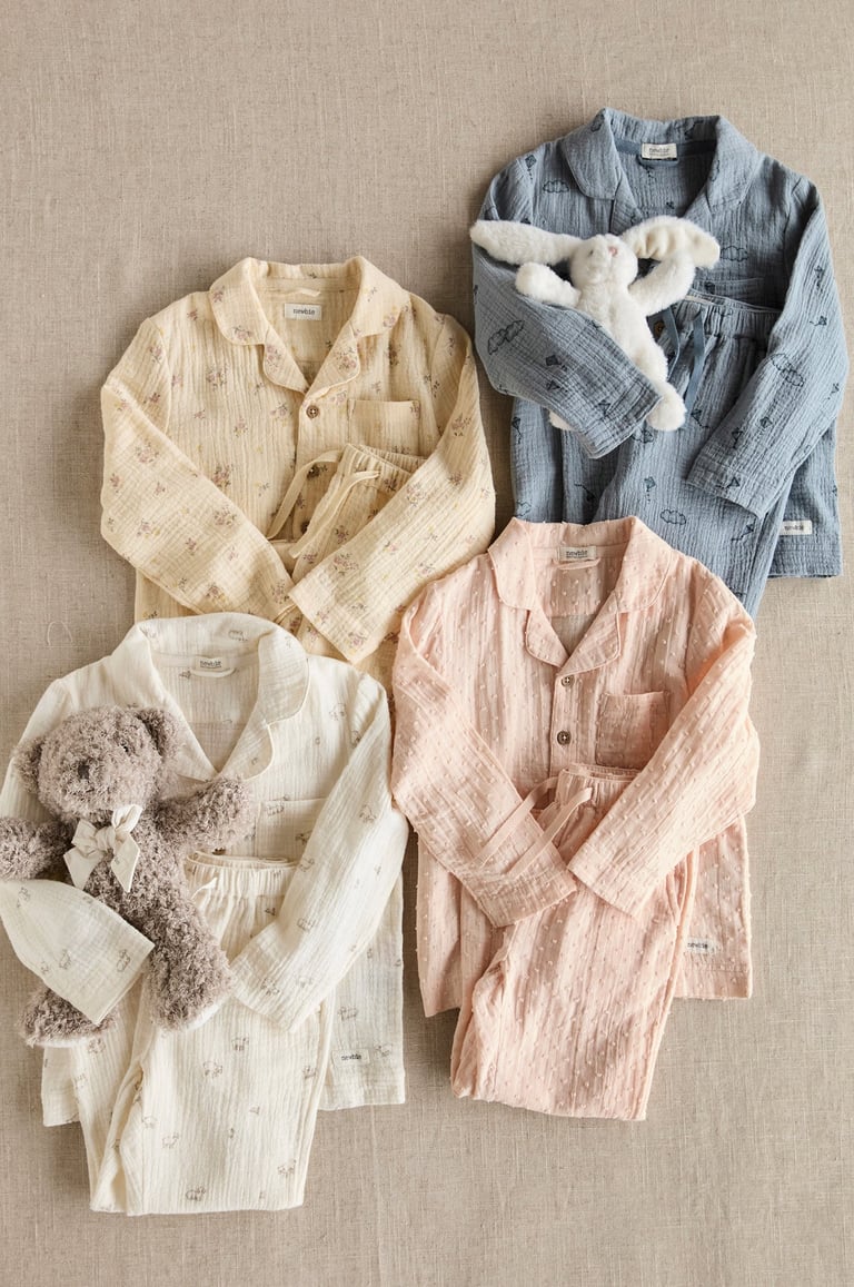 Färgglada pyjamasar från Newbies kollektion rescued fabrics.