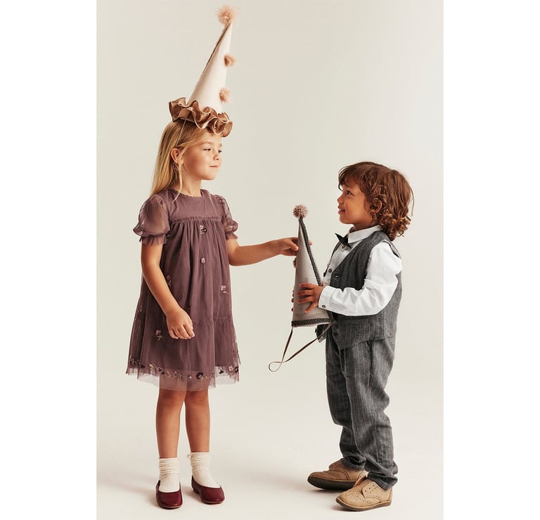 Dzieci ubrane w świąteczne stroje na Sylwestra od Newbie.