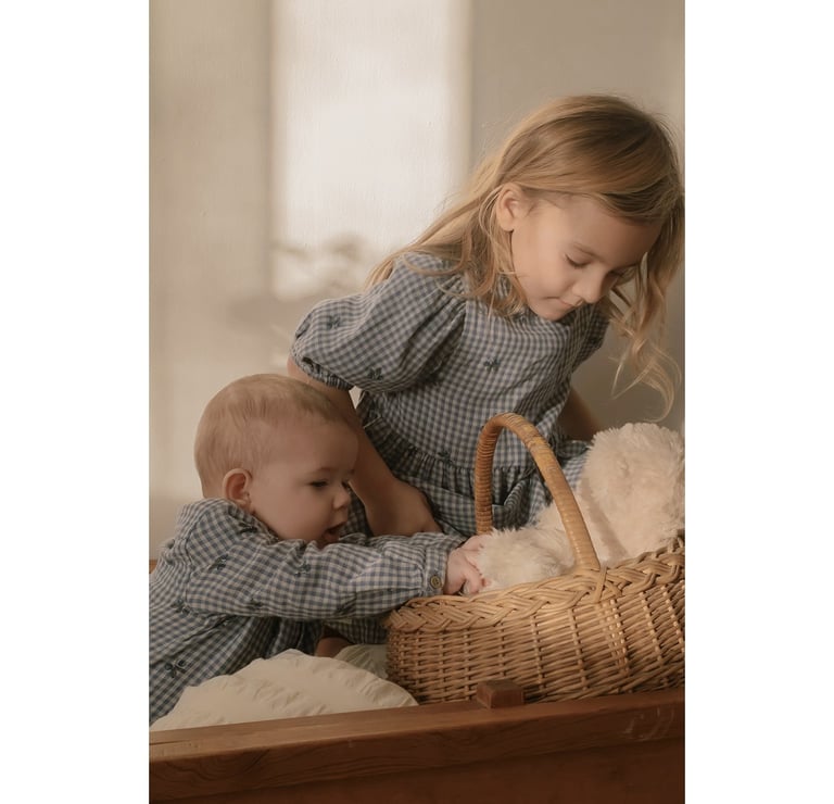 Barn och baby i kläder från Newbie med mönster av blåbär.