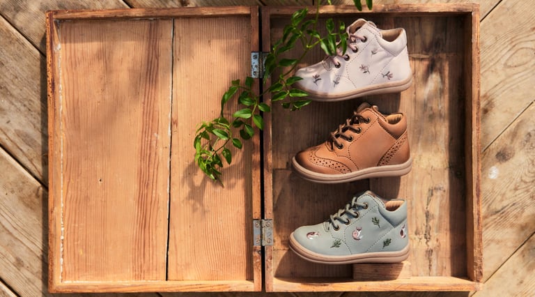 Drewniane pudełko z trzema parami butów ze współpracy Newbie z Kavat.