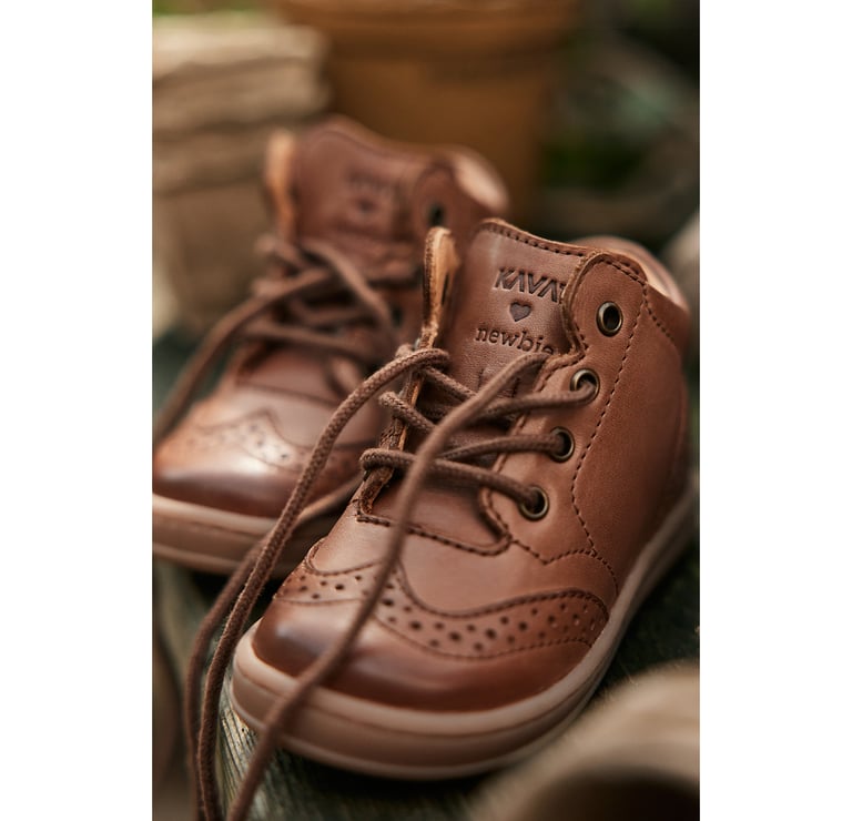 Lähikuva Newbien uusista kengistä yhdessä Kavatin kanssa.