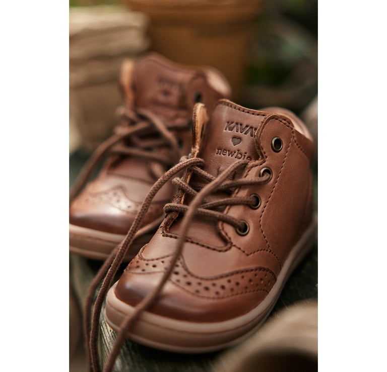 Lähikuva Newbien uusista kengistä yhdessä Kavatin kanssa.