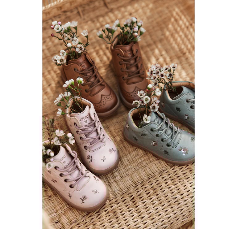 Drewniane pudełko z trzema parami butów ze współpracy Newbie z Kavat.