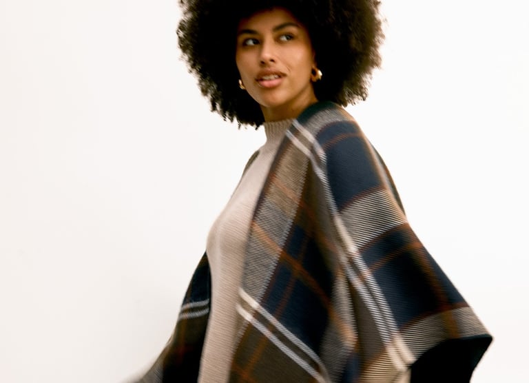 Dam med rutig poncho
