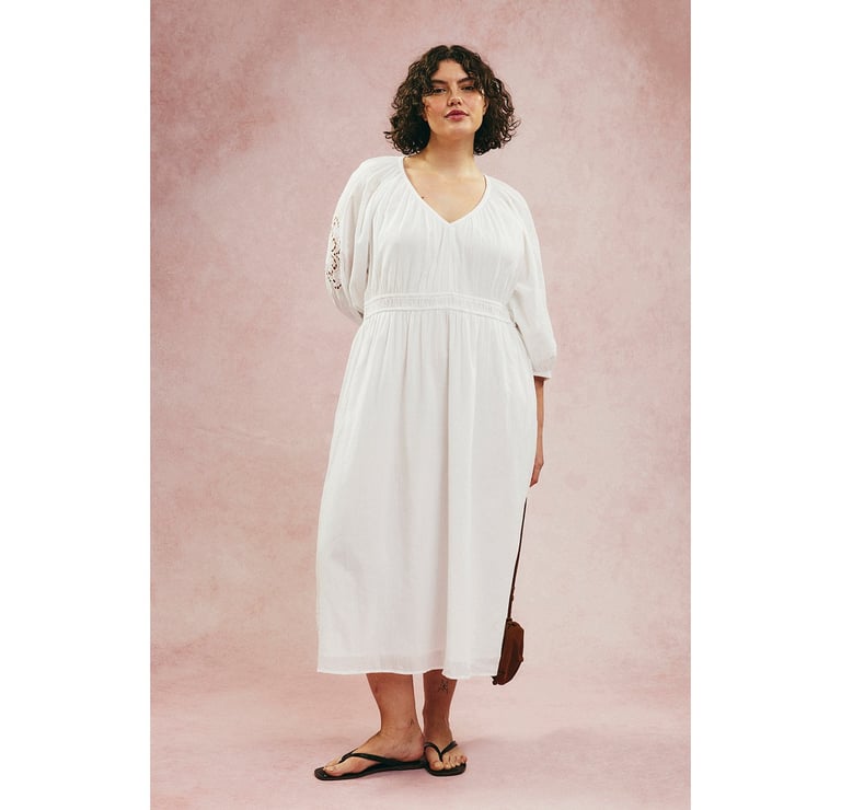 Dameklær i store størrelser – kvinne i lang hvit kjole.