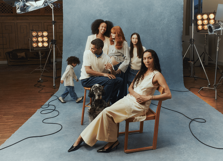 Sześć osób, dorośli i dzieci, oraz pies na tle.