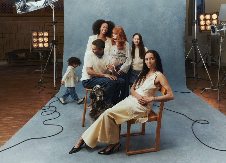 Sześć osób, dorośli i dzieci, oraz pies na tle.