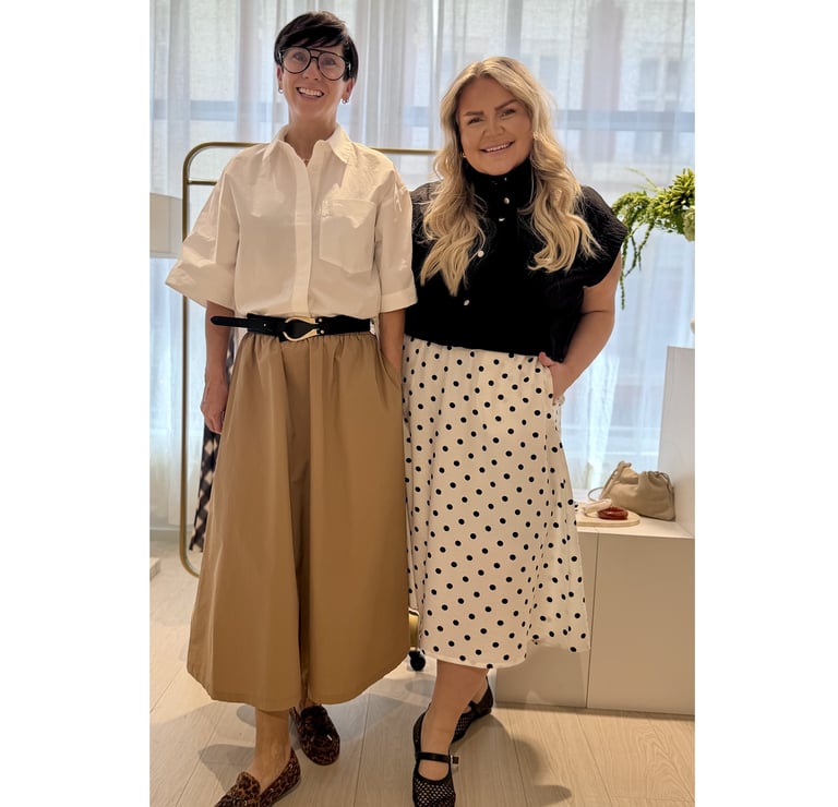 To glade kvinner i lyse vårklær fra Kappahl.