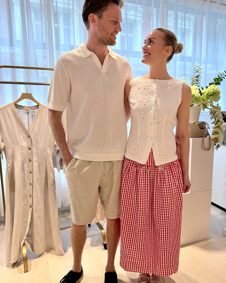 En kvinne og en mann, Andrea og Morten, står oppreist i sommerklær.