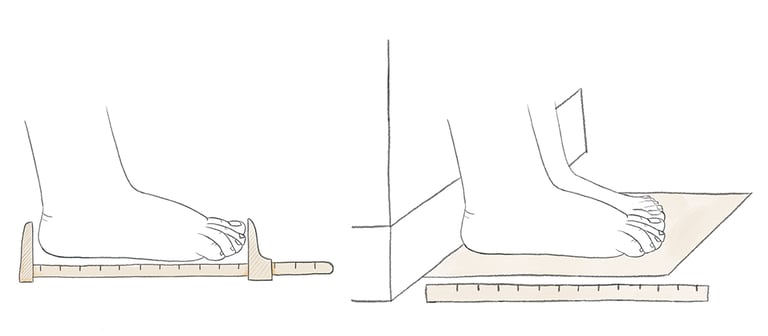 Kuvitettu kuva lasten jalkojen mittaamisesta